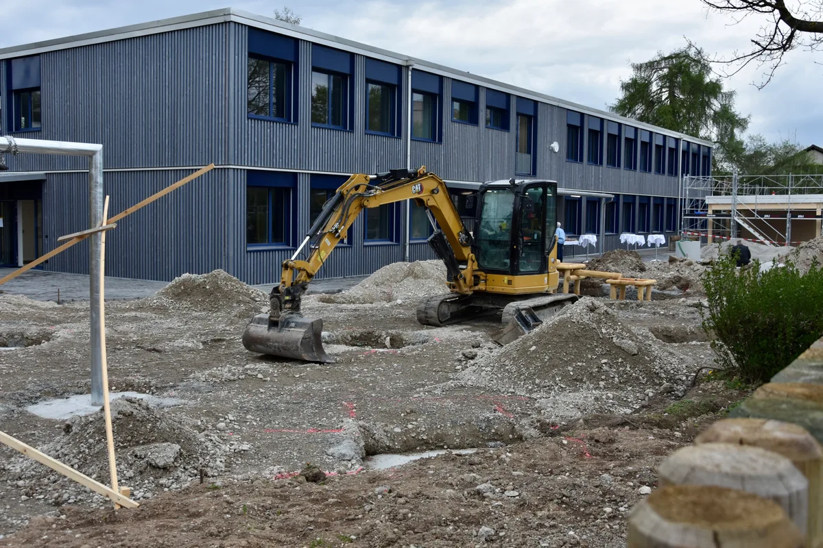 Die Prtimarschulpflege Dübendorf lud am Freitag, v10. April 2026, zum feierlichen Akt auf dem Areal des neu erstellten Schulhauses.